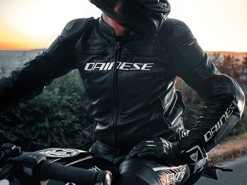 Moderne motoristične jakne so narejene z veliko dodatnega prostora